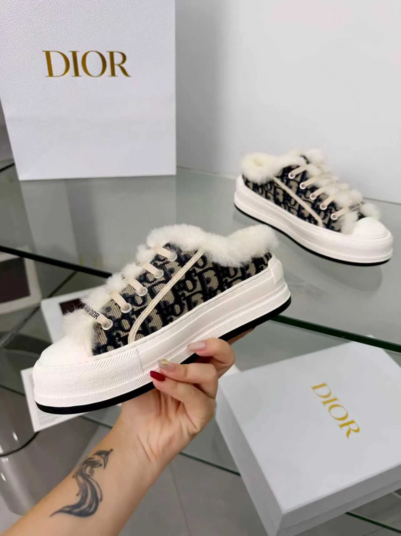 Men's men's shoes pP540! 𝐃𝐈𝐎𝐑 𝐖𝐚𝐥𝐤'𝐧 Dior Presbyopia Embroidery Wool Thick Sole Canvas Shoes Casual Sneakers (Half Flop) These Walk'n'Dior thick sole sneakers are a fashionable piece that elevates the collection. Oblique printed cotton embroidered upper with comfortable platform sole, tongue and Christian Dior Paris signature laces. Bottom thickness 4.5CM Size: Women's 35-41